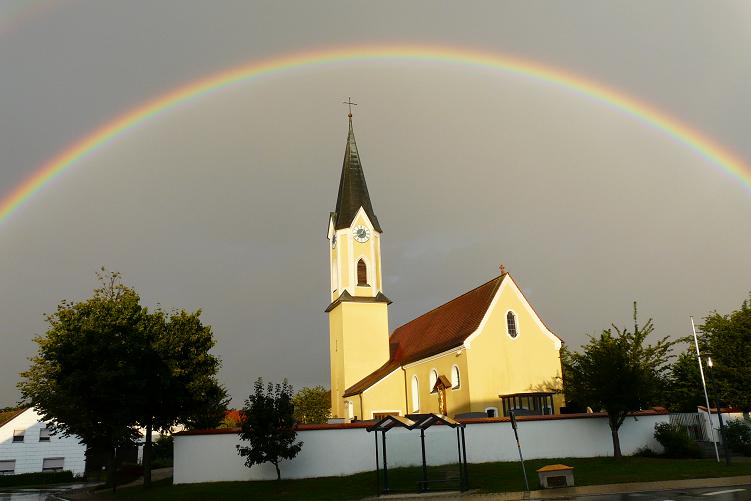 Kirche mit Regenbogen