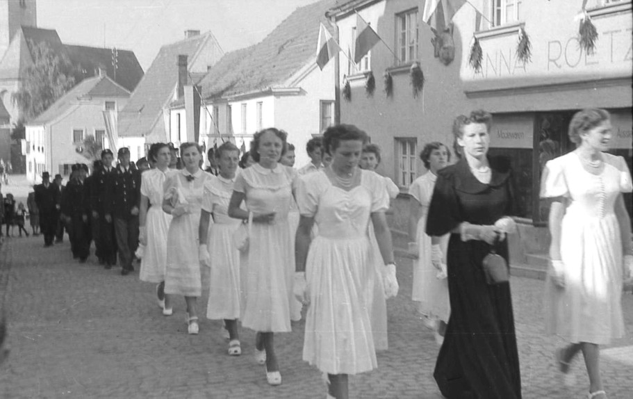 5 Festzug mit Festdamen
