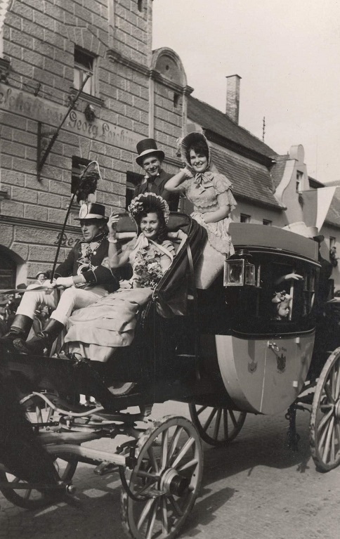 6 Festzug mit Wagen