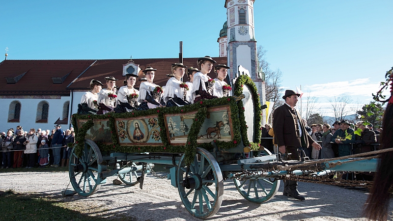 leonhardifahrt frauen bayerischer tracht auf einem pferdewagen