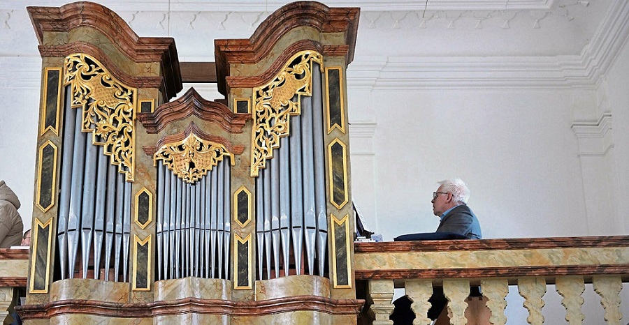 Organist Heinrich Reif an der restaurierten Orgel