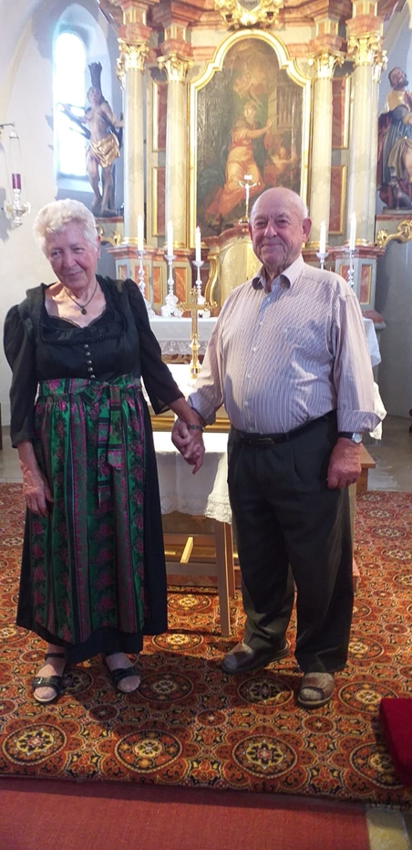 Sepp und Rosa am Altar