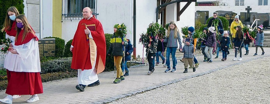 Palmbuschen tragen in Martinsbuch