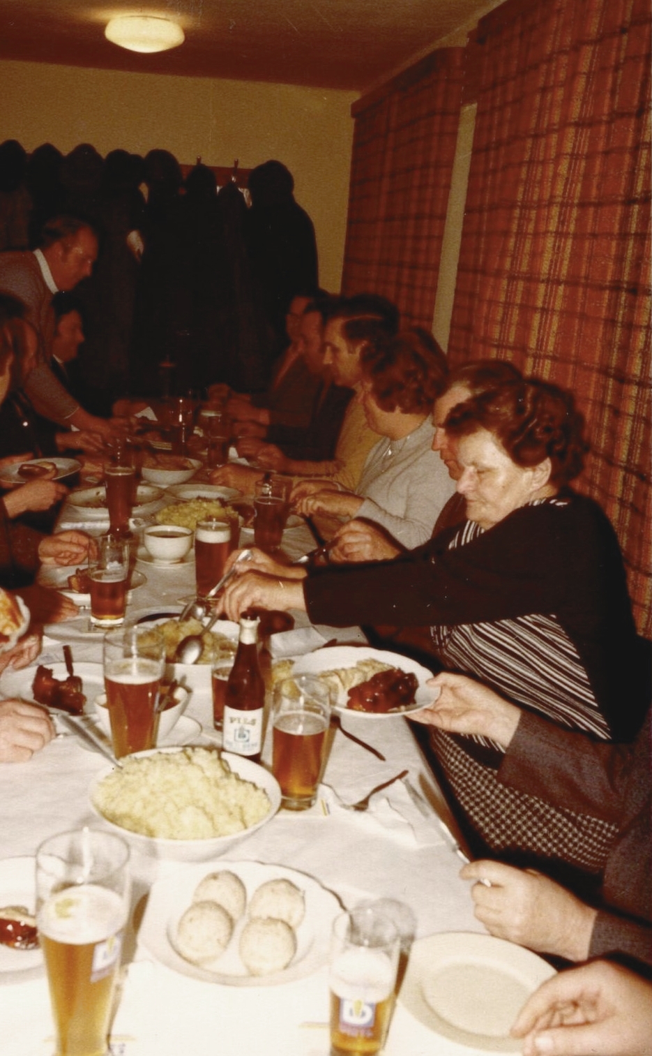 Spannferkelessen mit Kirchenverwaltung St. Jakob1 8.1.79