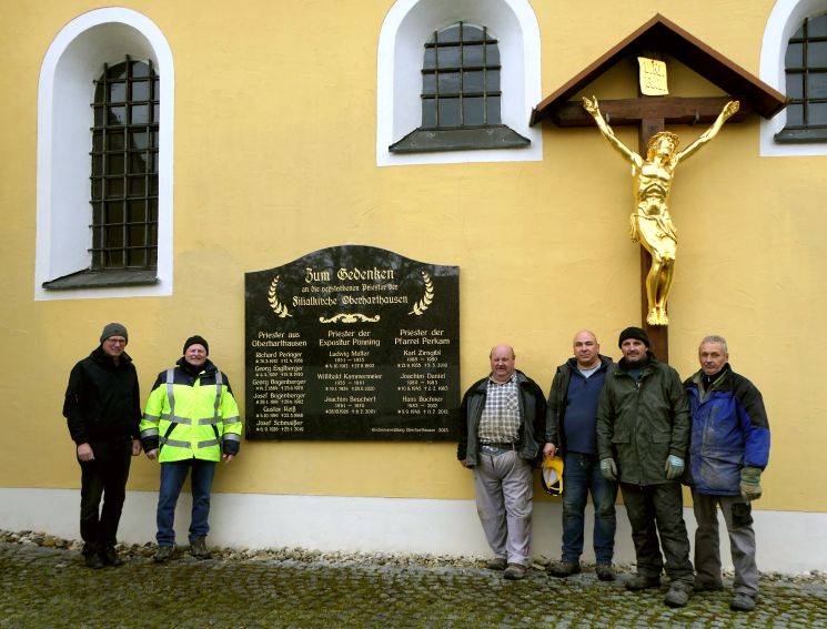 Gemeinschaftsbild mit Gedenktafel
