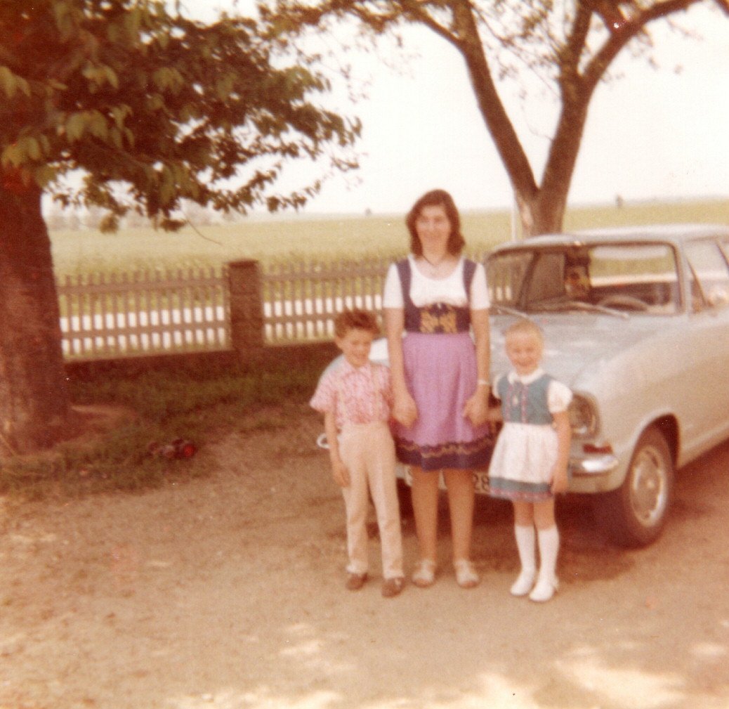 mit Mama vorm neuen Auto