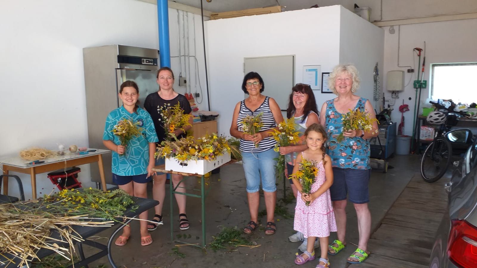 Landfrauen binden Kräuterbüschl im August