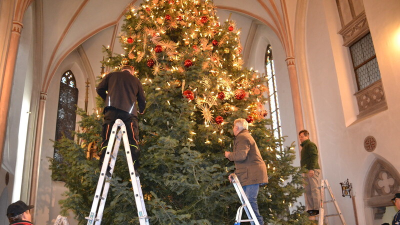 Wallersdorf Christbaum schmücken